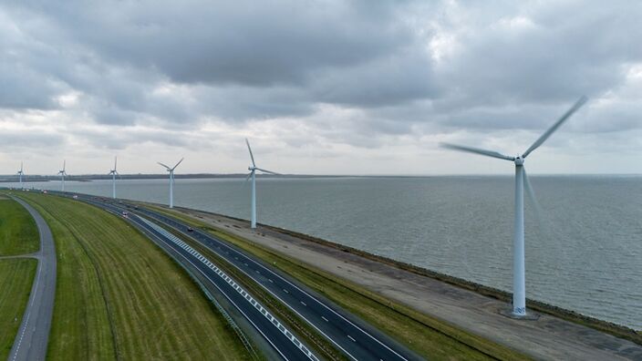 Foto gemaakt door Simone Wiersma - Haringvlietdam, Hellevoetsluis - Er wordt deze week veel energie opgewekt door de windmolens