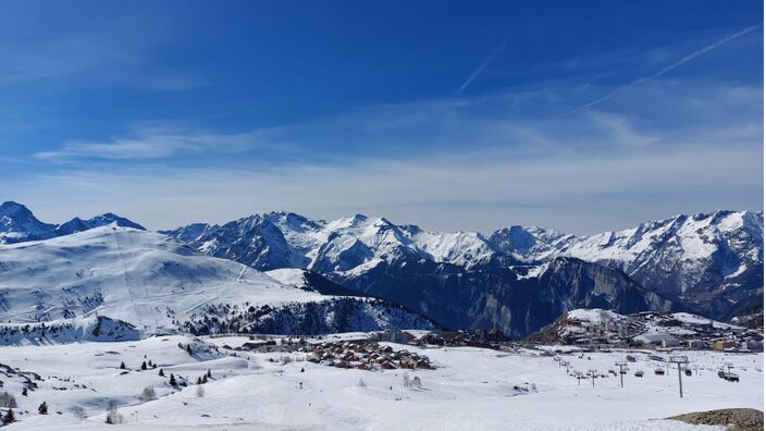 Foto gemaakt door Dorien Bouwman - Alpe d'Huez -  Blik vanuit Alpe d'Huez naar het westen. Daar is wat bewolking zichtbaar.