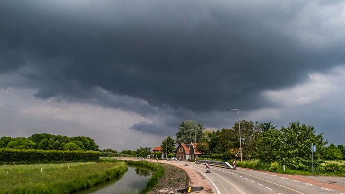 Foto gemaakt door Ab Donker - Buurmalsen - Er trekken pittige (onweers)buien over de oostelijke helft van het land