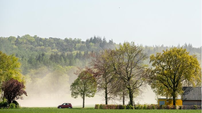 Foto gemaakt door Burry van den Brink  - Doetinchem - In april 2020 was het zonnig en droog en werd het al snel stoffig, zoals hier in de Achterhoek. Komend weekend zijn vooral Groningen en Drenthe gevoelig voor 'stofstormen', nu de akkers nog grotendeels kaal zijn. De toplaag is alweer uitgedroogd.