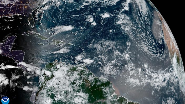 Atlantische Oceaan - Satellietbeeld van de Atlantische Oceaan van 13 september. Aan de rechterkant ligt Afrika. De stoffige waas op het beeld laat goed het Saharazand zien. Bron: NOAA. Atlantische Oceaan - Satellietbeeld van de Atlantische Oceaan van 13 september. Aan de rechterkant ligt Afrika. De stoffige waas op het beeld laat goed het Saharazand zien. Bron: NOAA.