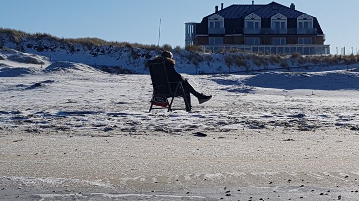 Foto gemaakt door Maaike van der Meer  - De Koog (Texel) - De zon heeft al wat meer kracht in februari. Als het even windstil is, kan de temperatuur plots snel stijgen richting het vriespunt.