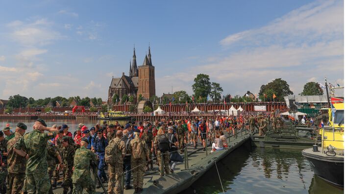 Foto gemaakt door Henk Straatman - Cuijk - Wandelaars van de Nijmeegse Vierdaagse op de pontonbrug van Cuijk richting Nijmegen.