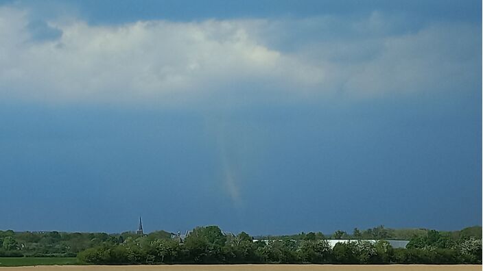 Foto gemaakt door Youri Witmer - Wehl - Vanmiddag werd in de Achterhoek een windhoos gespot nabij een cluster van stevige (onweers)buien.