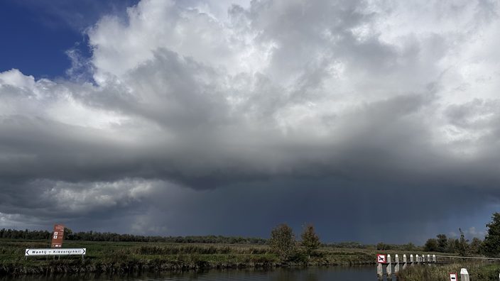 Foto gemaakt door Deborah Bakker - Sliedrecht - Een mooie maar ook dreigende wolk boven Sliedrecht op 17 oktober. Ook deze wolk heeft effect op het klimaat door de reflectie van het zonlicht. Foto gemaakt door Deborah Bakker - Sliedrecht - Een mooie maar ook dreigende wolk boven Sliedrecht op 17 oktober. Ook deze wolk heeft effect op het klimaat door de reflectie van het zonlicht.