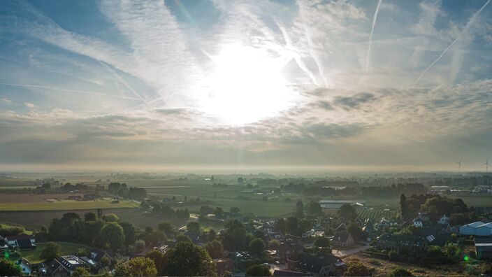 Foto gemaakt door Ab Donker - Buurmalsen - Ligt Nederland eerst op de overgang tussen warme lucht in het zuiden en koelere in het noorden, na donderdag wint de koelte en vrijdag breekt de herfst door. 