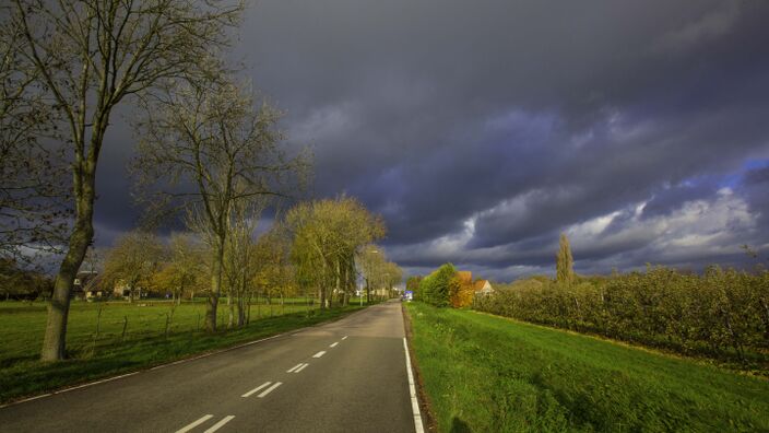 Foto gemaakt door Ab Donker - Deil - Donkere lucht nadert Deil. 
