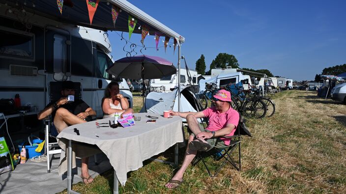 Foto gemaakt door Hans Janssen - Landgraaf - Het is goed toeven op Pinkpop, al kunnen zondagavond enkele (onweers)buien gaan vallen.