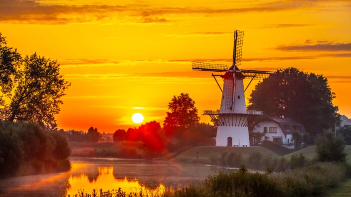 Foto gemaakt door Ab Donker - Deil - Mooie zonsopkomst bij molen De Vlinder in Deil vanochtend. 