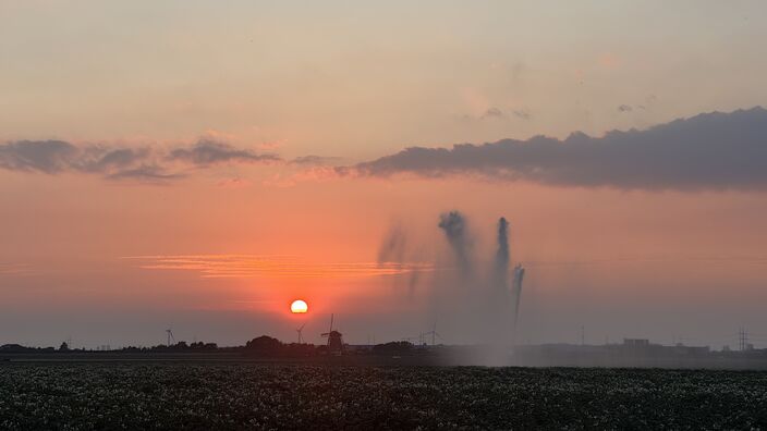 Foto gemaakt door Jolanda Bakker - Zevenhuizen - Door de aanhoudende droogte draait deze sproeier overuren. Foto gemaakt door Jolanda Bakker - Zevenhuizen - Door de aanhoudende droogte draait deze sproeier overuren.