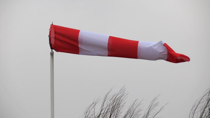 Foto gemaakt door Jannes Wiersema. - Roodeschool - De windzak staat tijdens een windstoot strak aan de paal. 