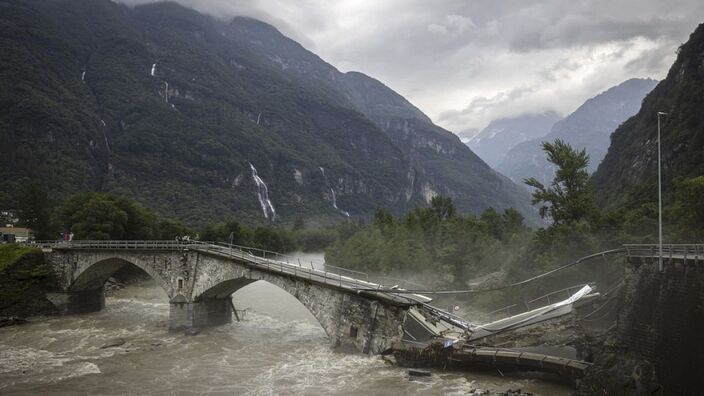 Foto gemaakt door Michael Buholzer - Visletto - Verwoeste brug door een overstroming in de Maggia vallei