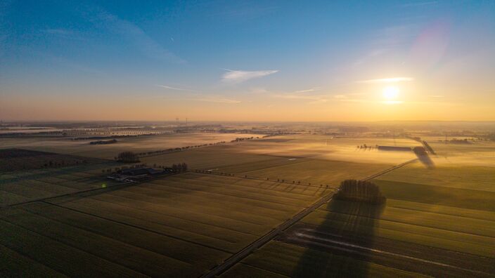 Foto gemaakt door Niek van Haren - Duiven - Een heldere en rustige ochtend met een kleine mistlaag over de velden van het buitengebied van Duiven Foto gemaakt door Niek van Haren - Duiven - Een heldere en rustige ochtend met een kleine mistlaag over de velden van het buitengebied van Duiven