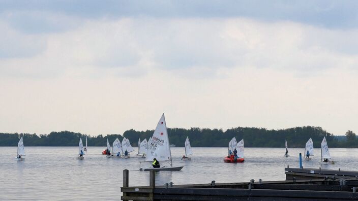 Foto gemaakt door Aad Hogenboom - Braassemermeer - Zeilers op het Braassemermeer (archieffoto)