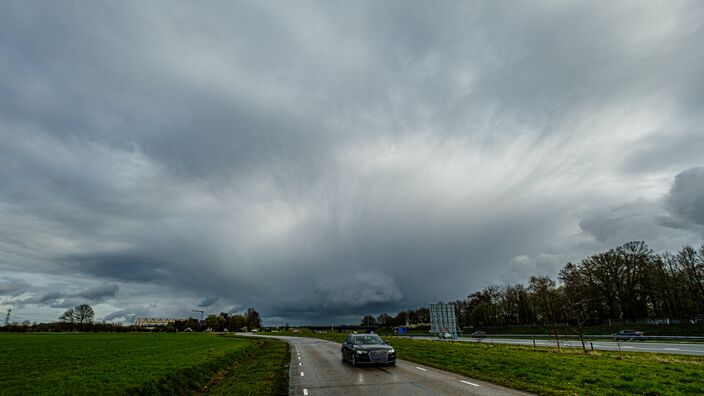 Foto gemaakt door René Wolf - Usseler es, Twente - Indrukwekkende wolkenlucht die een bui met korrelhagel aankondigt. Foto gemaakt door René Wolf - Usseler es, Twente - Indrukwekkende wolkenlucht die een bui met korrelhagel aankondigt.