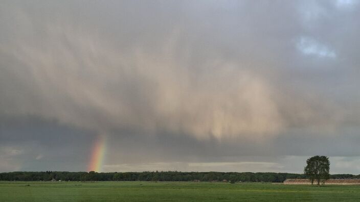 Foto gemaakt door Jolanda Pelkmans - Molenschot - Donkere lucht en zelfs een regenboog in de ochtend van dinsdag 12 mei. Kunnen we met Hemelvaart ook zo'n weertype verwachten? Foto gemaakt door Jolanda Pelkmans - Molenschot - Donkere lucht en zelfs een regenboog in de ochtend van dinsdag 12 mei. Kunnen we met Hemelvaart ook zo'n weertype verwachten?