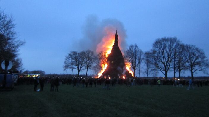 Foto gemaakt door Jurgen Eissink - Espelo - Hoogste paasvuur ter wereld, 45,98 meter, in Espelo op 8 april 2012. 