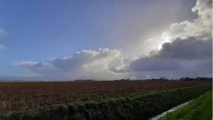 Foto gemaakt door Jannes Wiersema - Roodeschool - Buien boven het Hogeland in Groningen, gisteren rond het middaguur. 
