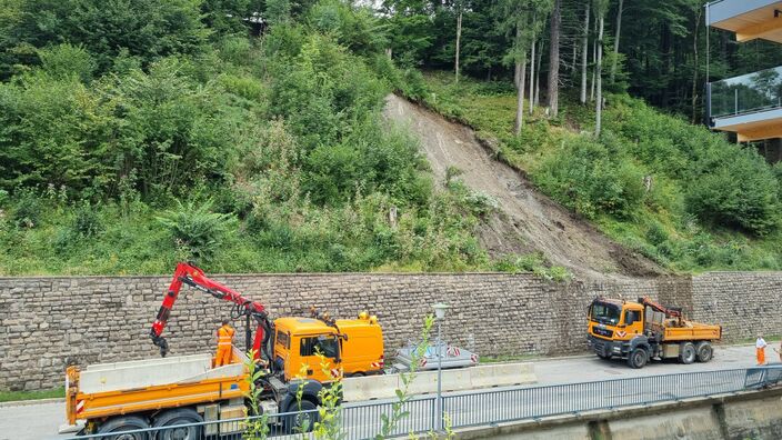 Foto gemaakt door Hans ter Braak - Oberstdorf - In Oberstdorf, net aan de Duitse kant van de Oostenrijkse-Duitse grens was de doorgaande weg naar Tiefenbach vanwege een modderlawine afgesloten.