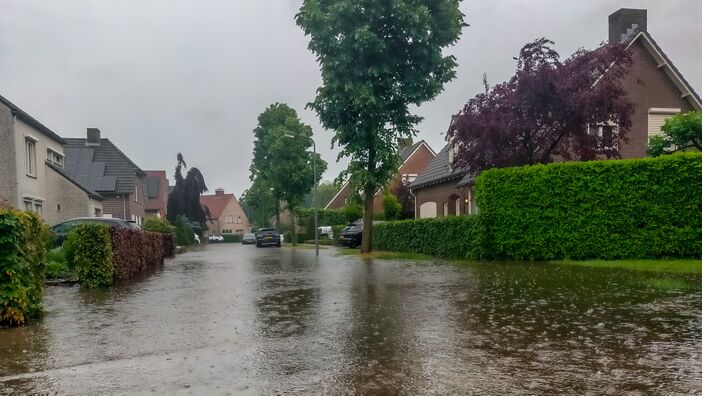 Foto gemaakt door Jos Hebben - Altweerterheide - Inmiddels komt het op meerdere plekken in het zuiden van het land tot wateroverlast.