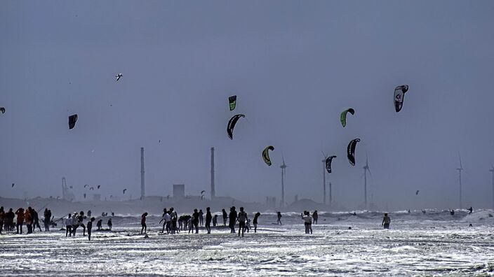 Foto gemaakt door Sjef Kenniphaas - Egmond aan Zee - De zonkracht is nu 5 a 6, maar wordt volgende week soms alweer 7. Je kunt dan snel verbranden.