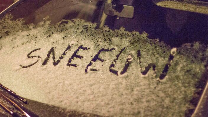 Foto gemaakt door Ab Donker - Archieffoto. Als de sneeuw maandag blijft liggen, is de kans daarop het grootst op auto's, daken en gras. 