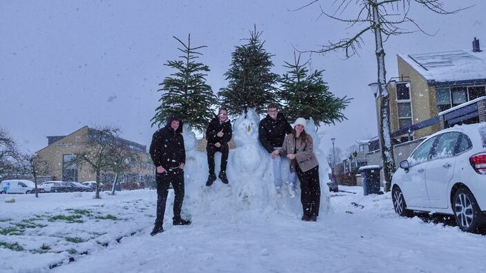 Foto gemaakt door Fas Vermeulen - Leerdam - Trotse bouwers laten hun prachtige sneeuwpop zien Foto gemaakt door Fas Vermeulen - Leerdam - Trotse bouwers laten hun prachtige sneeuwpop zien