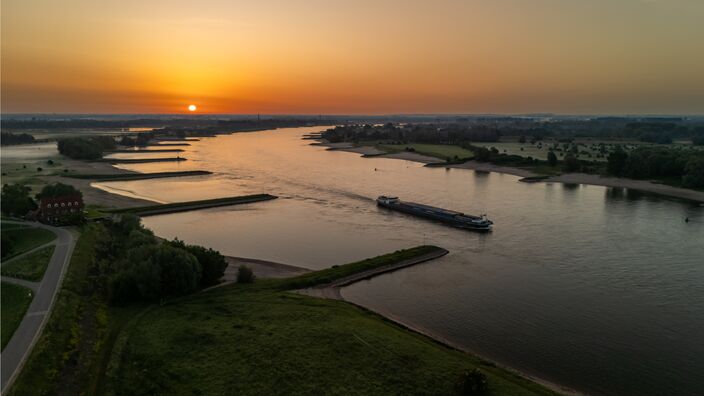 Foto gemaakt door Marc Jeuken - Lent - Deze tropische dag begon vanochtend met een prachtige zonsopkomst boven de Waal in Lent Foto gemaakt door Marc Jeuken - Lent - Deze tropische dag begon vanochtend met een prachtige zonsopkomst boven de Waal in Lent