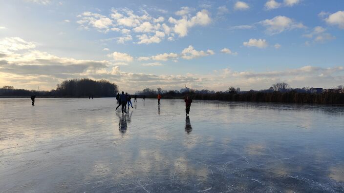 Foto gemaakt door Ton de Brabander - Wageningen - Dit weekend kan op veel plekken worden geschaatst op ondiepe plassen, sloten en ondergelopen weilanden