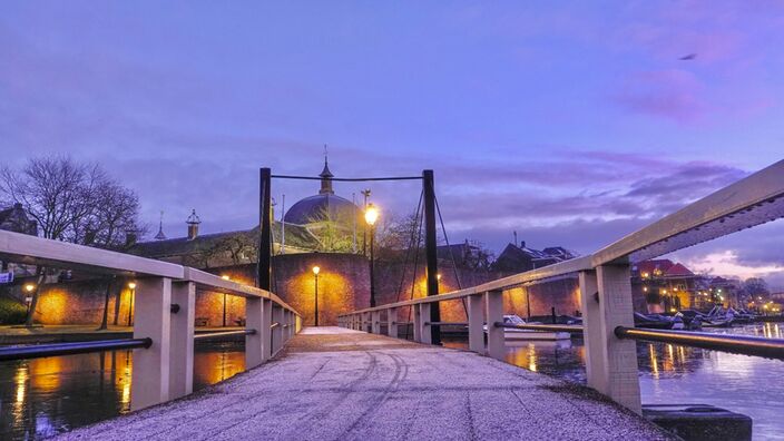 Foto gemaakt door Fas Vermeulen - Leerdam - Vooral op bruggetjes kan het glad zijn, omdat deze geen isolerende werking van de ondergrond hebben. Foto gemaakt door Fas Vermeulen - Leerdam - Vooral op bruggetjes kan het glad zijn, omdat deze geen isolerende werking van de ondergrond hebben.