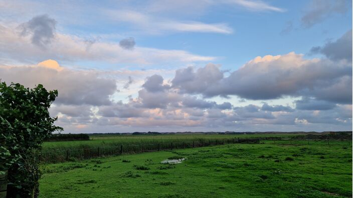 Foto gemaakt door Frans Alderse Baas - Texel - Op Texel brak de zon vanochtend al door. Later vandaag gebeurt dat op steeds meer plaatsen. 