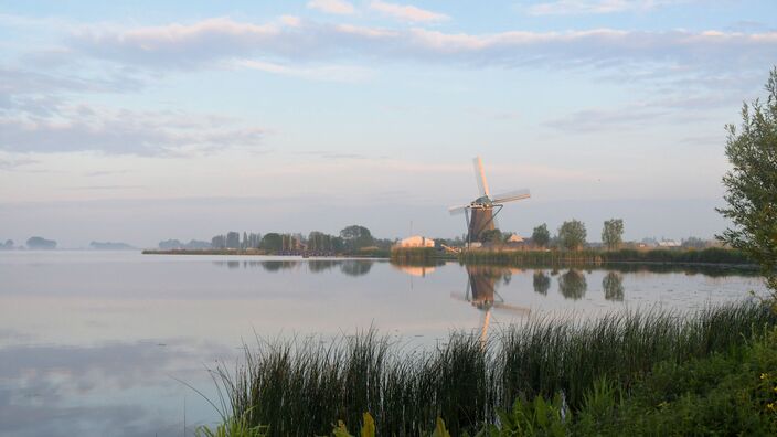 Foto gemaakt door Aad Hogenboom - Roelofarendsveen - De dag begint vriendelijk, maar later in de middag en vanavond komen vanuit het zuiden opnieuw (onweers)buien opzetten. 