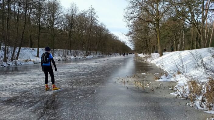 Foto gemaakt door Ina Smit - Almelo - Na sneeuwstorm Darcy werd het enorm koud in het land en kon er op grote schaal geschaatst worden.