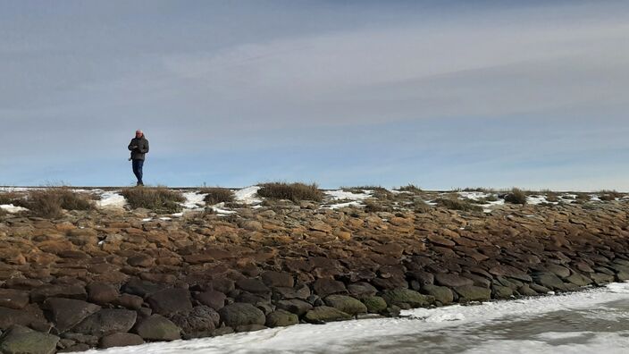 Foto gemaakt door Grieta Spannenburg - Terschelling - Het silhouet van Sytse Schoustra op de dijk bij de haven van Terschelling.