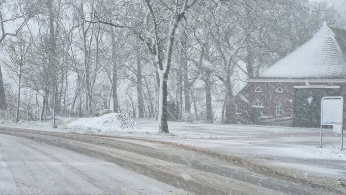 Foto gemaakt door Jannes Wiersema - Roodeschool - Het sneeuwt flink in Roodeschool. 