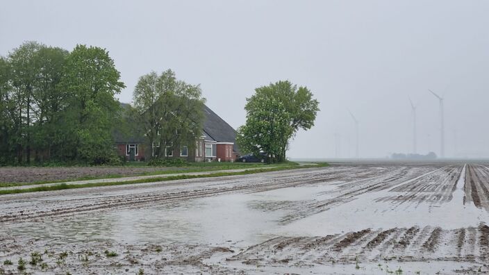 Foto gemaakt door Jannes Wiersema - Roodeschool - De landerijen in het noordoosten van Groningen staan onder water nadat er op Bevrijdingsdag 2023 46 millimeter regen is gevallen. 
