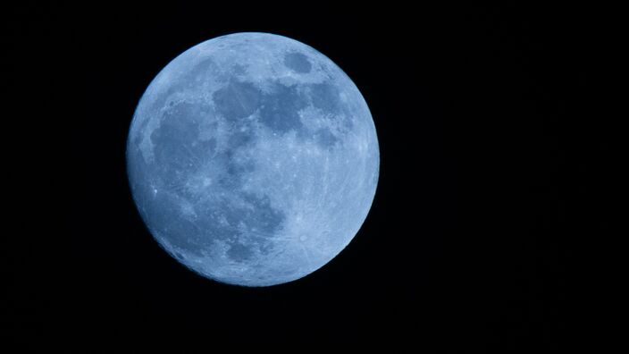 Foto gemaakt door Ab Donker - Buurmalsen - De maan kleurt niet daadwerkelijk blauw, maar dit is de benaming voor de tweede volle maan in 1 maand.