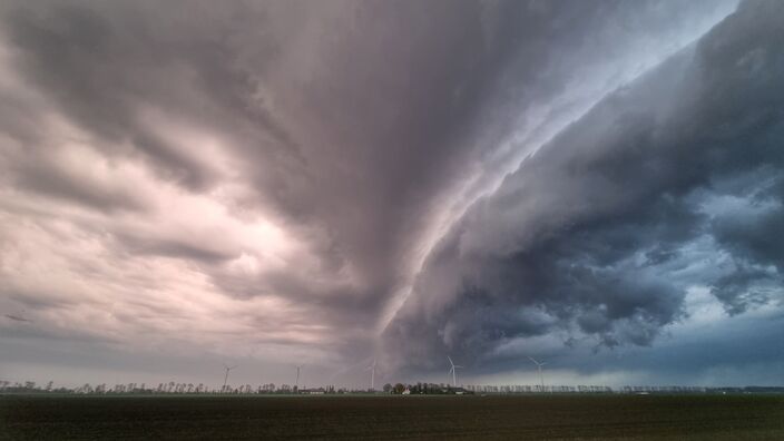 Foto gemaakt door Jannine Sanders-Kroeze - Dronten - Eenn 'shelfcloud' voorafgaand aan onweer in Flevoland op 21 april.
