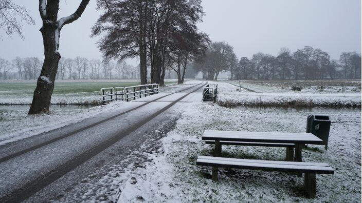 Foto gemaakt door Arjan Pat - Hooghalen - Een klassiek Nederlands winterplaatje. Smeltende sneeuw. De dooi heeft gewonnen. 