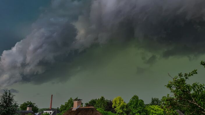 Foto gemaakt door Burry van den Brink - Winterswijk - Na het noodweer van gisteren, is het aandachtsgebied voor zware buien vandaag kleiner en ligt vooral in het zuidoosten van 't land. Het gaat wel flink regenen. 