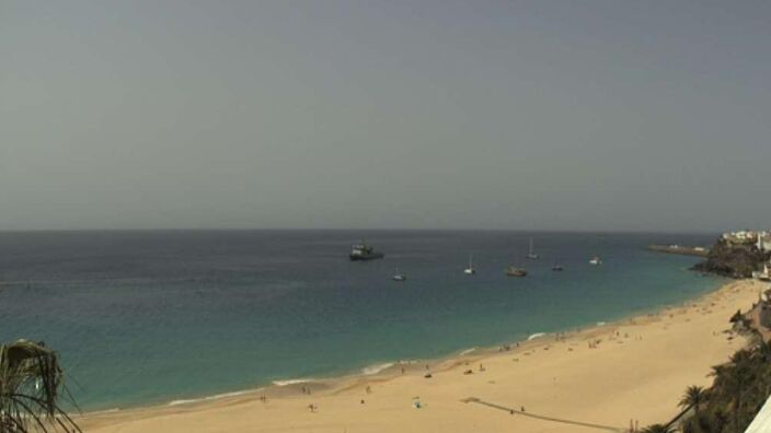 Foto gemaakt door Webcam  - Pajara - Coronado - Fuerteventura - Mooi weer, maar erg heet en de lucht is niet strakblauw door het aangevoerde stof en zand.