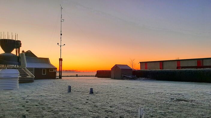 Foto gemaakt door Jannes Wiersema - Roodeschool - Het was vanochtend al vroeg licht in Roodeschool. En winters!