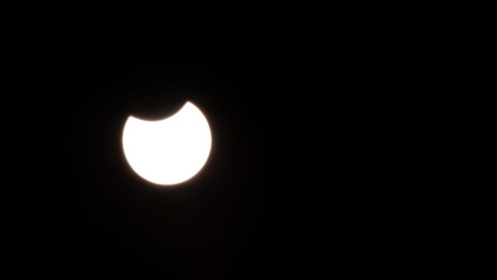 Foto gemaakt door Ab Donker - Buurmalsen - Het hoogtepunt van de eclips om 12.23 uur.