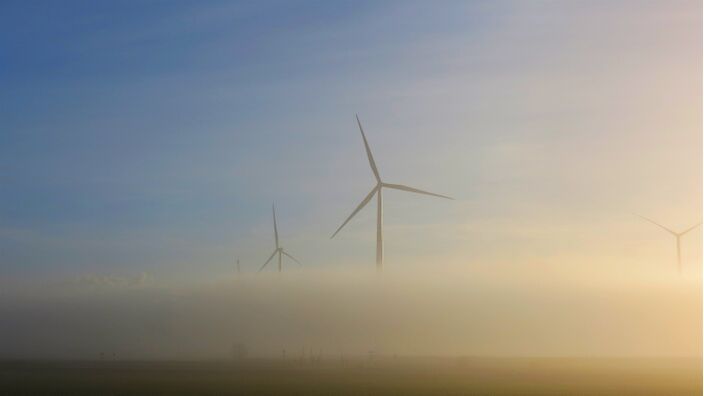 Foto gemaakt door Jannes Wiersema - Roodeschool - Rustig weer in de buurt van de Eemshaven. De windmolens hebben weinig te doen. 