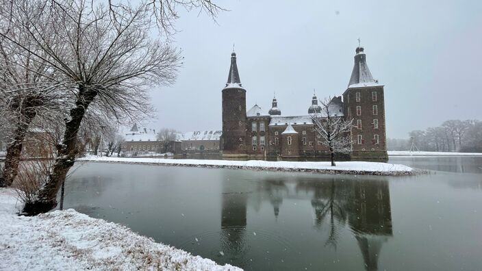 Foto gemaakt door Corné Bibo - Kasteel Hoensbroek - Na een winterse week is het nog even koud. Daarna lijkt de winter te verdwijnen. 