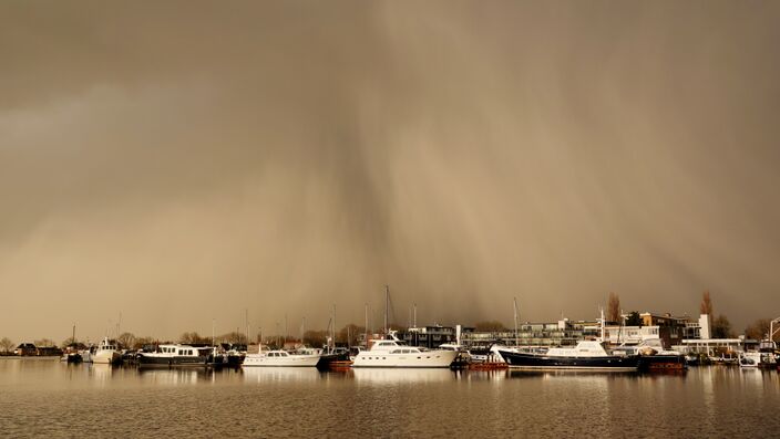 Foto gemaakt door Ton Wesselius - Oude Wetering - In april trokken nog regelmatig winterse buien over het land.