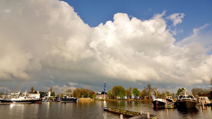 Foto gemaakt door Ton Wesselius - Oude Wetering - Een wegtrekkende bui in Oude Wetering. 