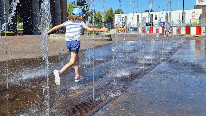 Foto gemaakt door Carlo Vreeswijk - Hengelo - Heerlijk afkoelen in het stadscentrum tijdens de tropisch warme dagen.