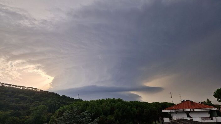 Foto gemaakt door IlBatteraioJJack - Roseto degli Abruzzi, Teramo, Italië - Compacte en goed georganiseerde supercell over een kustplaatsje aan de Adriatische Zee Foto gemaakt door IlBatteraioJJack - Roseto degli Abruzzi, Teramo, Italië - Compacte en goed georganiseerde supercell over een kustplaatsje aan de Adriatische Zee
