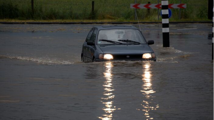Foto gemaakt door Hans Janssen - Landgraaf - Wateroverlast: het lijkt deze zomer wel de normaalste zaak van de wereld. Ook morgen kunnen straten weer onderlopen.